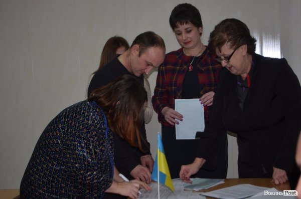 У Луцьку батькам діток, які народилися в 2016 році, вручили свідоцтва. ФОТО