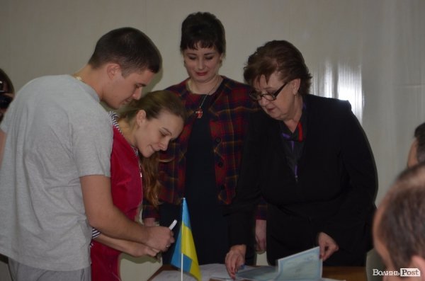 У Луцьку батькам діток, які народилися в 2016 році, вручили свідоцтва. ФОТО