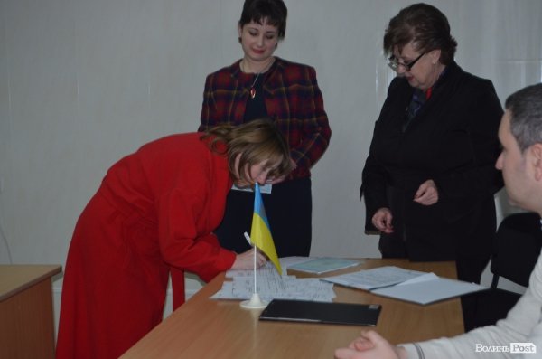 У Луцьку батькам діток, які народилися в 2016 році, вручили свідоцтва. ФОТО