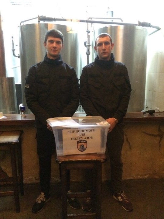 Збір коштів на потреби українських бійців під час концерту гурту «Тартак»