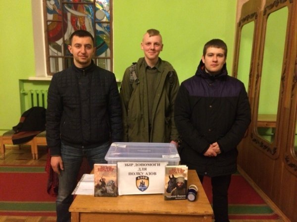 Збір коштів на потреби українських бійців під час презентації книги Василя Шкляра