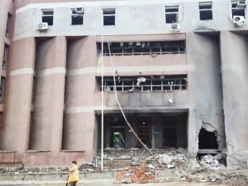 Обстріл Миколаєва: пошкоджені університет, 27 будинків та автопарк