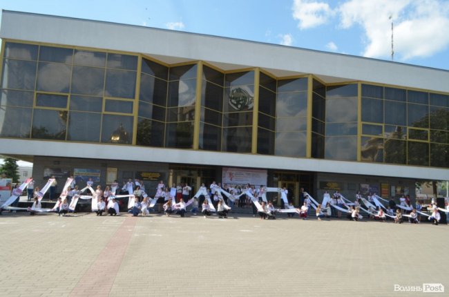 У центрі Луцька об'єднали сотні вишитих рушників. ФОТО