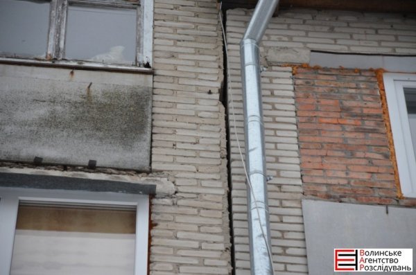 У луцькій багатоповерхівці з'явилися тріщини в стінах. ФОТО