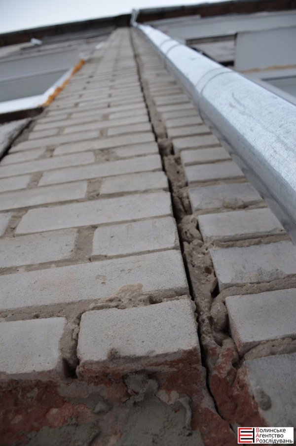 У луцькій багатоповерхівці з'явилися тріщини в стінах. ФОТО