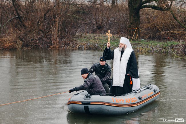 Водохреще у Луцьку: освячення води в річці Стир та занурення лучан. ФОТОРЕПОРТАЖ