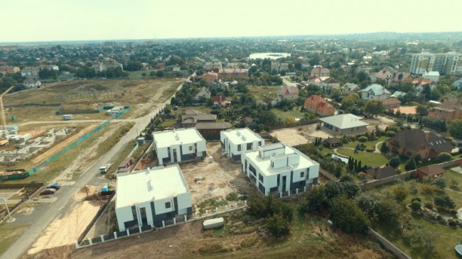 Поблизу Луцька продають житло нового типу. ФОТО*