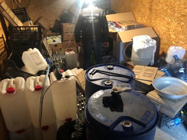 У Луцьку викрили підпільний цех, де підробляли алкоголь відомих марок. ФОТО
