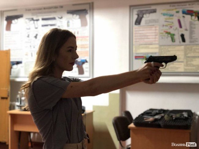 Зі зброї – у мультимедійну дошку: у Луцьку в університеті вчитимуть стріляти 