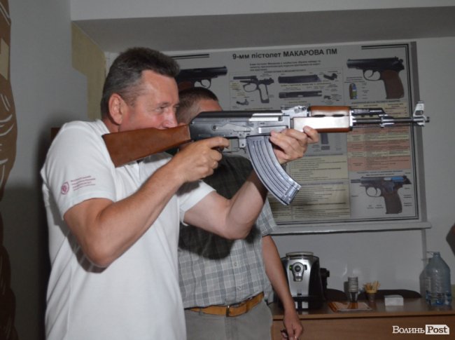 Зі зброї – у мультимедійну дошку: у Луцьку в університеті вчитимуть стріляти 