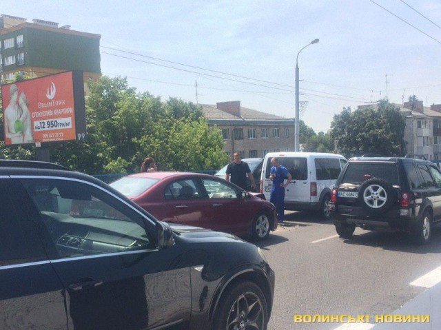 У Луцьку на мосту зіткнулись два легковики: рух ускладнений