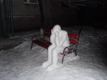 На Рівненщині невідомі створили цікаві скульптури із снігу