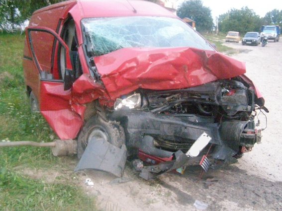 Аварія на дорозі: лоб в лоб, шестеро постраждалих. ФОТО