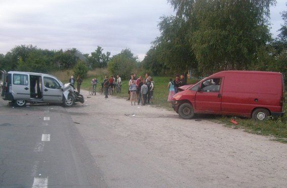 Аварія на дорозі: лоб в лоб, шестеро постраждалих. ФОТО