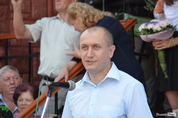 Депутати Луцькради вручили подарунки школярам, які вчились на відмінно. ФОТО