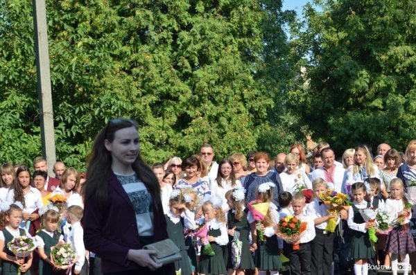 Депутати Луцькради вручили подарунки школярам, які вчились на відмінно. ФОТО