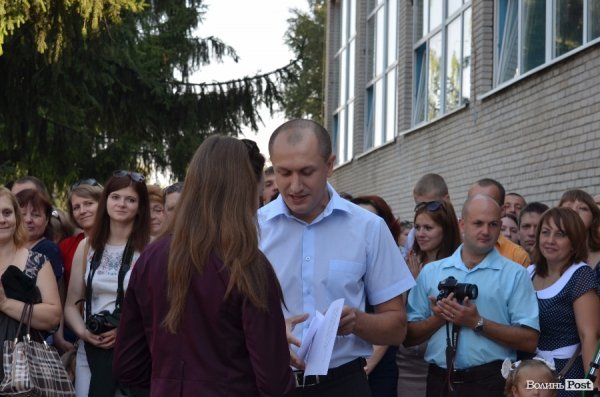 Депутати Луцькради вручили подарунки школярам, які вчились на відмінно. ФОТО