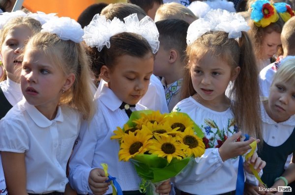 Депутати Луцькради вручили подарунки школярам, які вчились на відмінно. ФОТО