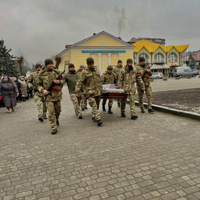 Друзі та побратими цінували за золоті руки й вірність: на Волині попрощалися з Героєм Юрієм Шевчиком