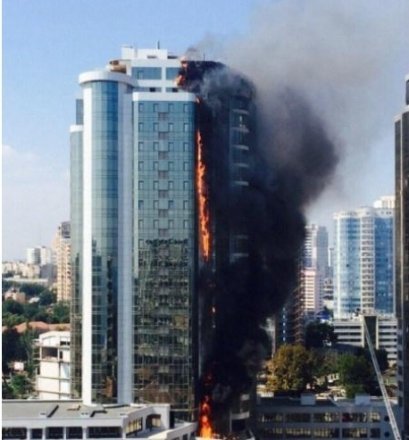 Біля одеського пляжу - масштабна пожежа у багатоповерхівці. ФОТО. ВІДЕО