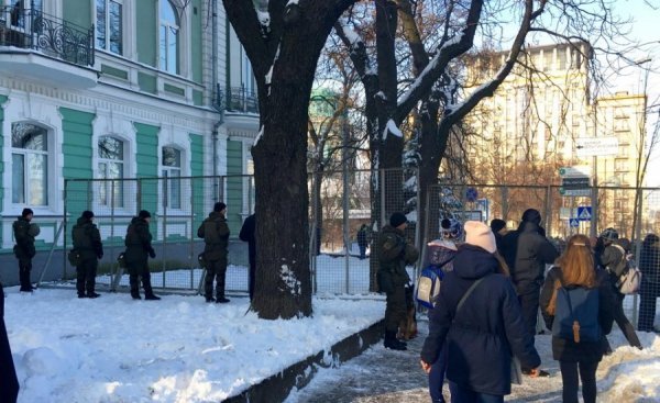 У Києві біля Ради - рамки-металошукачі та проплачені мітингувальники, - волинський волонтер