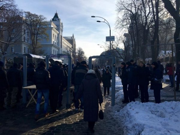 У Києві біля Ради - рамки-металошукачі та проплачені мітингувальники, - волинський волонтер