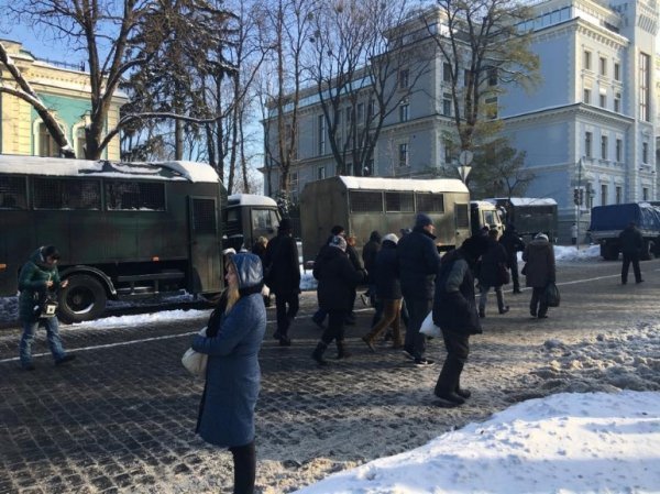 У Києві біля Ради - рамки-металошукачі та проплачені мітингувальники, - волинський волонтер