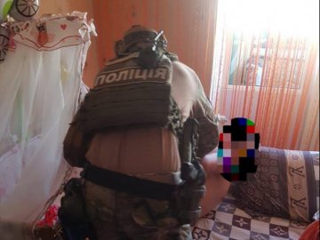 У Житомирі затримали збоченця, який «розважався» зі своєю донькою