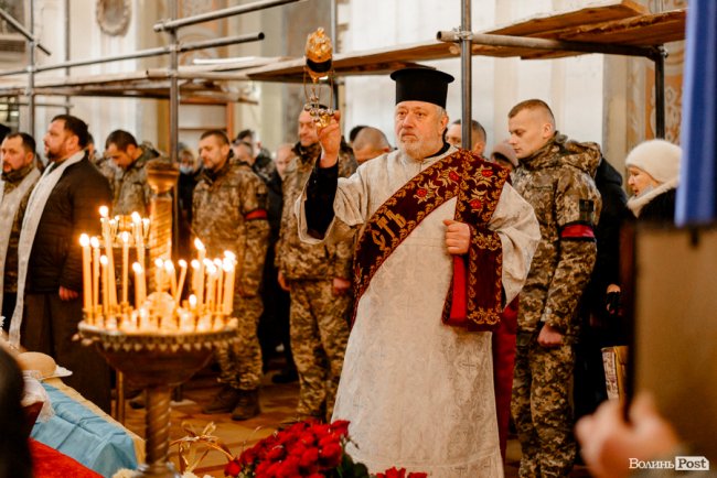 «Вивільнюємося ціною життя Героїв»: у Луцьку попрощалися із Владиславом Недільком. ФОТО