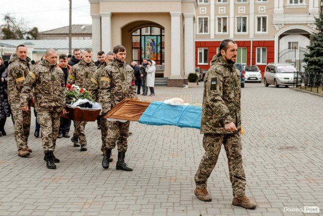 «Вивільнюємося ціною життя Героїв»: у Луцьку попрощалися із Владиславом Недільком. ФОТО
