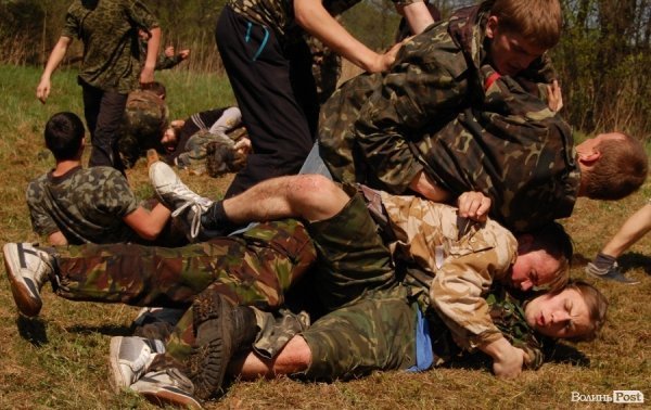 У волинських лісах «воюють» Чорна сотня і сотня Перця. ФОТО 