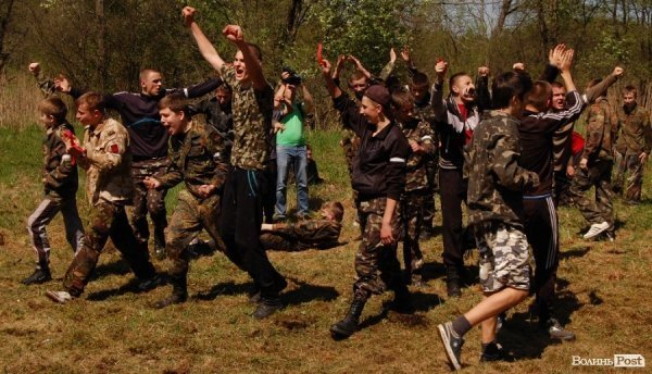 У волинських лісах «воюють» Чорна сотня і сотня Перця. ФОТО 