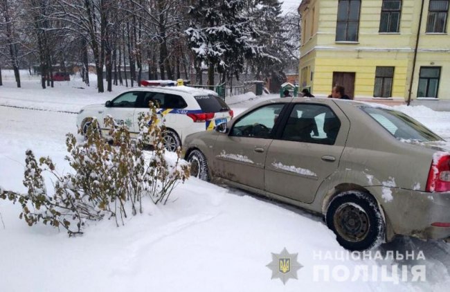 Як на Волині поліцейські допомагали водіям вибратися зі снігового полону. ФОТО
