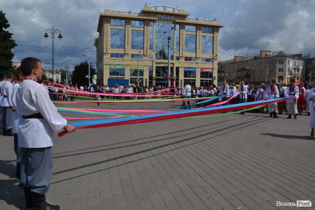 Лучани у вишиванках створили «живий» віночок