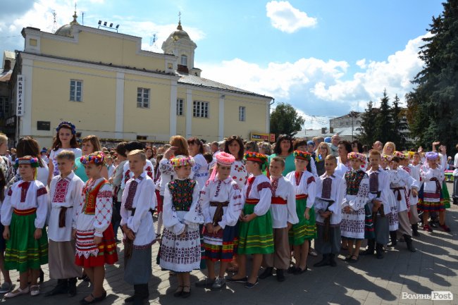 Лучани у вишиванках створили «живий» віночок
