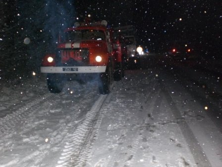 Волинські рятувальники звільнили машини зі снігового полону