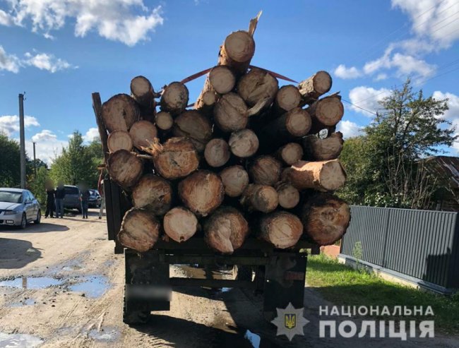 На Волині затримали трактор і ЗІЛ  з незаконною деревиною