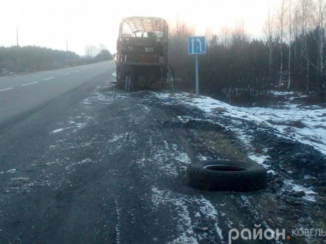 Обгорілий кузов автобуса «Київ-Варшава», який зайнявся неподалік Ковеля, і досі не прибрали з дороги. ФОТО