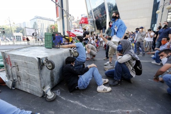 Масові заворушення в Туреччині: двоє людей загинули, тисячу затримали. ФОТО
