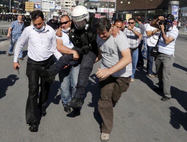 Масові заворушення в Туреччині: двоє людей загинули, тисячу затримали. ФОТО