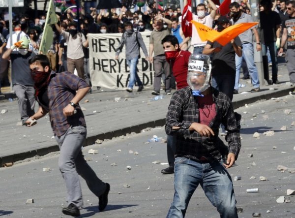 Масові заворушення в Туреччині: двоє людей загинули, тисячу затримали. ФОТО