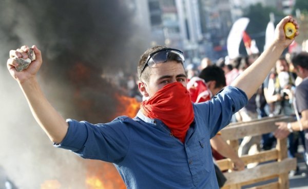 Масові заворушення в Туреччині: двоє людей загинули, тисячу затримали. ФОТО
