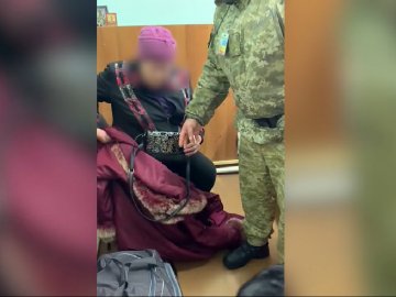 71-річна бабуся намагалася пронести наркотики через кордон з Росією. ВІДЕО