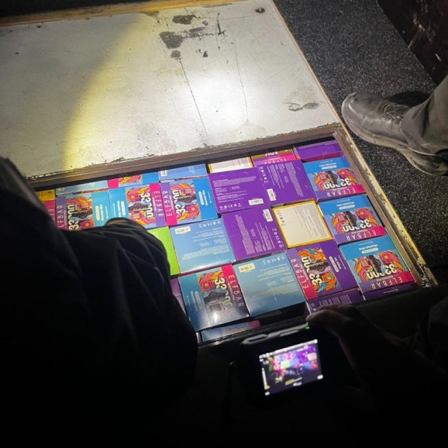 На посту «Устилуг» у водія знайшли тайник у підлозі вантажного фургона з цигарками