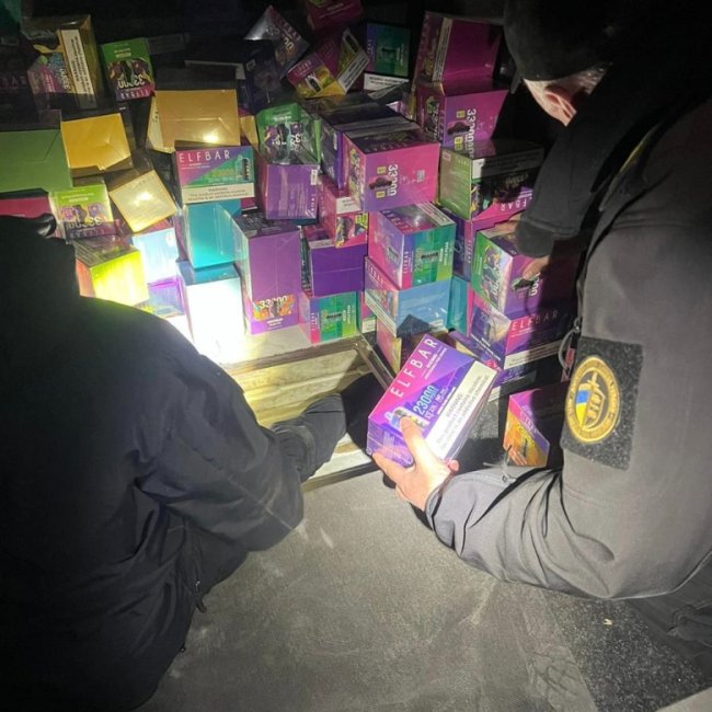 На посту «Устилуг» у водія знайшли тайник у підлозі вантажного фургона з цигарками