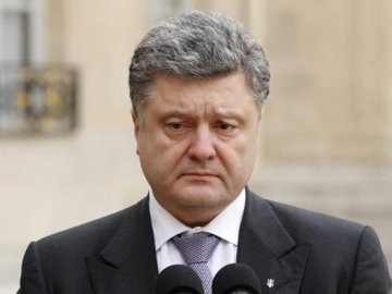 Українці в Мережі масово вимагають від Порошенка ветувати закон про валютні кредити