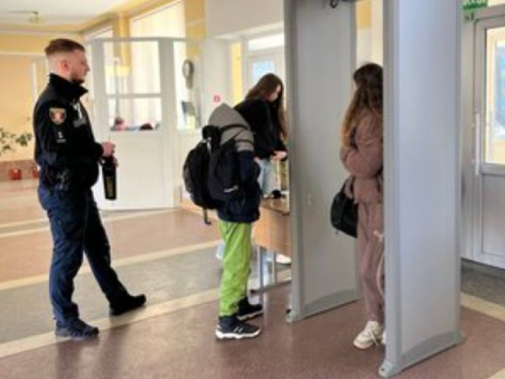 У луцьких школах старшокласників та відвідувачів перевірятимуть металодетектором. ВІДЕО