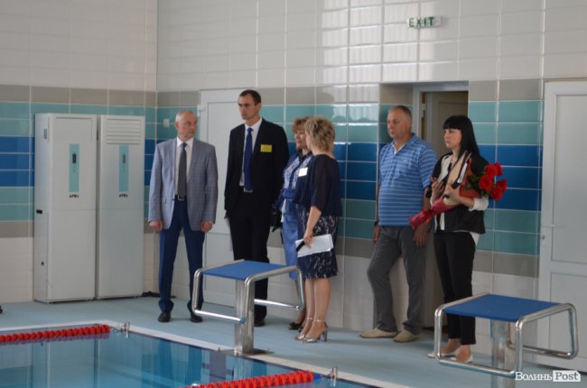 Кольорові стіни, ігрова кімната і басейн: луцька школа №27 зсередини. ФОТО