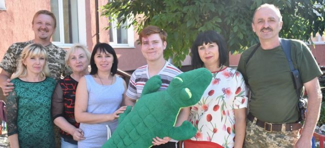 Воїни волинської бригади передали смаколики у луганську школу. ФОТО