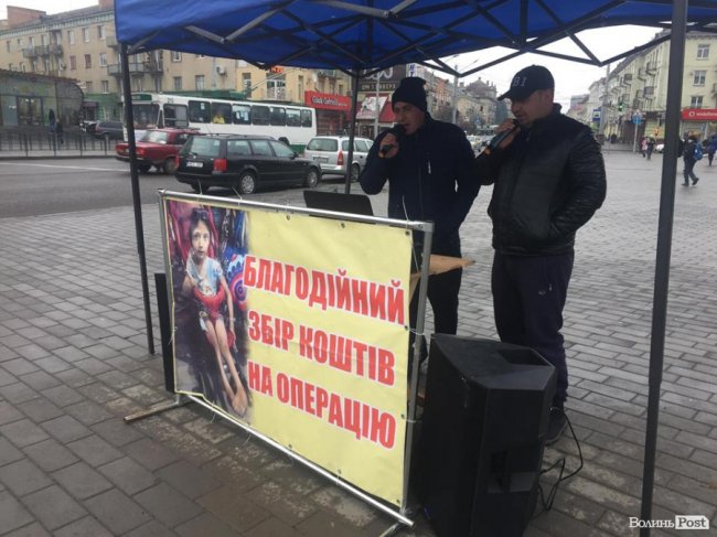 Хто і для чого співами «Лепса-Кіркорова» збирає гроші в центрі Луцька. ФОТО